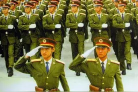 沿用了几十年的红领章，1988年，中国军队，为何停止使用？图片