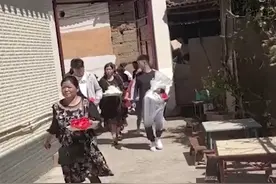 云南一小伙提亲太激动，抱花与女友擦肩而过不自知，女友表情亮了图片