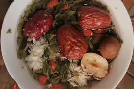 张馨予回何捷老家过节，大碗喝当地特色茶，碗破口不扔超会过日子图片