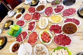 唐艺昕晚餐晒出13张图，一桌肉菜铺满餐桌，网友：真让人羡慕图片