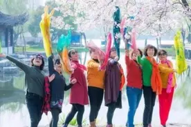 丝巾、墨镜成大妈旅游标配，看看中国大妈出游各种自拍照图片