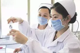 美女护士面对男性患者时，接触患者隐私，是如何化解尴尬的？图片