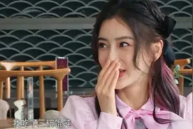 baby吃了三碗小馄饨，当她站起来看到肚子，网友：是我眼花了？图片