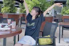 阔太李念喝下午茶真洋气，T恤配短裙超减龄，脚踩绿色雨靴太抢眼图片
