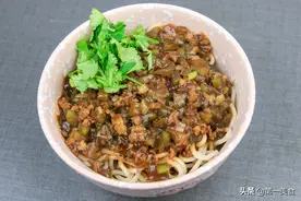 大厨教你做家常炸酱面，调好酱汁才是关键，酱香浓郁，一碗不够吃图片