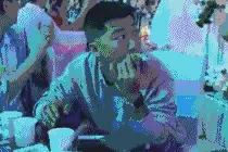 「1011搞笑GIF」食堂大妈打饭手抖的问题不是治好了吗？图片