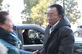 演员刘桦和李立群为什么拜侯耀华为师？他俩也不说相声吧？视频封面