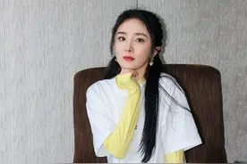烂大街的短袖怎样穿出新鲜感？学习杨幂这样搭配，秒变时尚达人图片