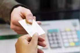 不管关系有多好，也不要把信用卡借朋友，否则可能让你追悔莫及图片