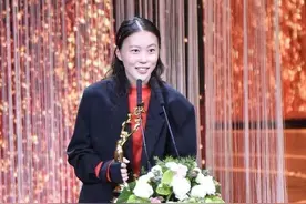 23岁窦靖童终于认真穿搭了，素颜气质很像王菲，换造型也可以很美图片