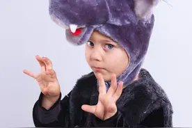 长白山猎人发现了一个可疑动物，追到狼窝才发现是个“狼孩”图片