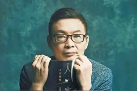 《人生海海》一句话戳中成年人痛点，董卿流泪：活着更需要勇气图片