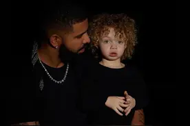 Drake首次曝光儿子照片，金发碧眼表情呆萌可爱图片