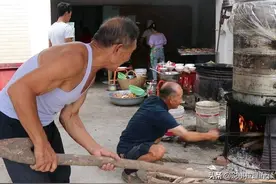 小伙子去农村参加朋友的婚礼 与他同桌的农妇们让他大开眼界了图片