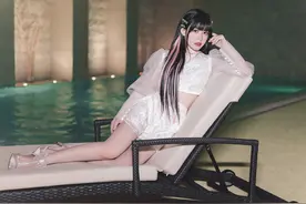 赖美云真高调，接粉色长发出镜，配露脐套装短裤，斜躺沙发好迷人图片
