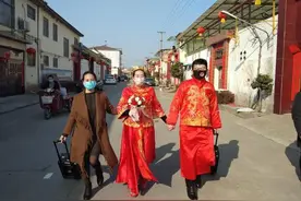 没有车队、婚宴……新郎独自开车接新娘，“不想错过最重要的约定”图片