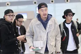 潮男现身！王明阳反戴棒球帽个性时髦，一身潮装现身酷劲十足图片