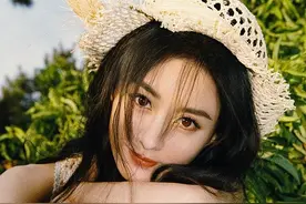 赵丽颖夏日写真嘟嘟嘴俏皮可爱 甜美宛如林中精灵图片