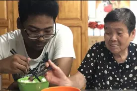 上海大妈路边捡一黑人小男孩，辛苦抚养20多年，他是如何回报的？图片