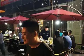 #姚明街边站着吃大排档#姚主席尽显“金刚手段”图片