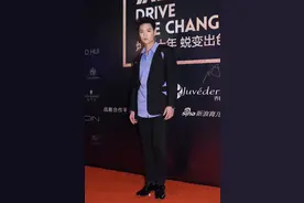 成龙的侄子Jeffery选择成为流量爱豆，造型又帅又潮图片