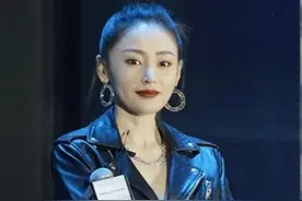 张天爱的身材好到穿健美裤也不尴尬，配短皮衣扎高马尾，气质惊艳图片