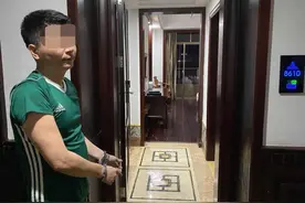 万宁一男子向酒店客房门缝塞招嫖卡片，被民警逮个正着图片