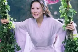 为什么杨紫这段荡秋千的镜头只漏了上半身？看到下半身后我笑了图片