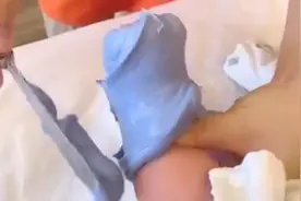 萌娃被脚模“封印”获高赞，网友：这样创意满满的记录方式很优秀图片