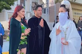 网红穿“观音汉服”惊艳万圣节的老外，“假名媛”丢人丢到国外图片