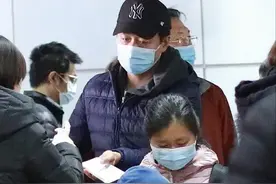 41岁佟大为机场路透，灰头土脸黑眼圈疲惫，一家五口像赶春运图片
