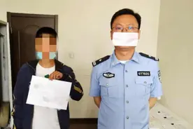 女友上钟引纠纷 男子将足疗店经理踹下楼梯图片