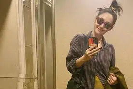 白百何真有女人味，穿蛋糕裙、针织半裙，一下子年轻了十几岁图片