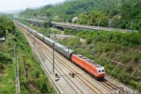 广州到重庆的一趟客车 后来两边延长变成东莞到兰州图片