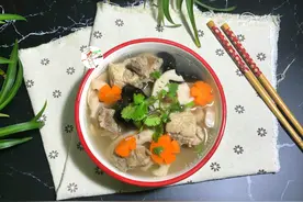 做莲藕排骨汤，切忌直接煮，记住这2点，香浓粉糯不发黑，太香了图片