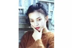 成名前的赵薇，爷爷是烈士舅舅是影星，中专生到爆红只用五年图片