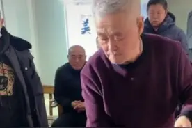赵本山亲自炒菜一片狼藉，剩菜渣也不浪费，众人吹捧：太有食欲图片