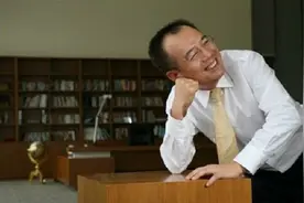 庆典上拿1个亿，发给员工，年会上拿1千万，给员工父母，他是谁？图片