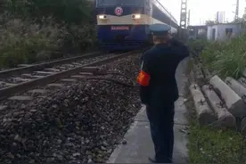 铁路线上的生命守护者图片