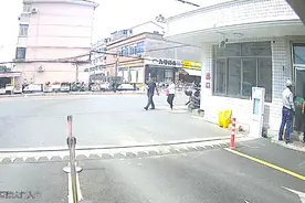 金山一孩童手指被金属钢管卡住，幸亏…图片