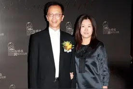 伏明霞和大26岁老公同框，两代人的感觉挺明显，但同穿黑色挺恩爱图片