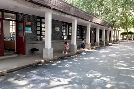 “考研神校”曲阜师范大学墙里墙外，考生：考研就是一条别无选择的道路图片