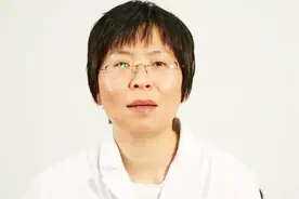 当心！手掌上出现这种充血性表现，要当心是慢性肝炎的征兆！视频封面