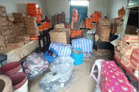 恋爱20天就被男友拉黑，女子哭诉：18万没了，​只剩下3000多双鞋图片
