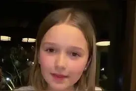 贝克汉姆8岁女儿给爸爸按摩脚，人美心善，这一瑕疵不影响高颜值图片