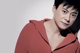 王斑：17岁考入中戏，娶著名主持人为妻，如今一家三口幸福美满图片