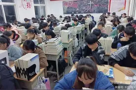 夜深不忘初心，耕耘依然执着——高二级部教师晚自习辅导风采图片