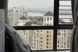保洁员“擦坏”万元玻璃，福州一家政公司：只能赔500元图片