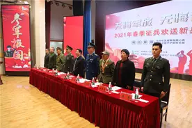湖北省鹤峰县：功臣模范送新兵，报国从军续传承图片