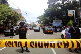印尼教堂爆炸 炸弹客自爆亡 尸块散落一地图片